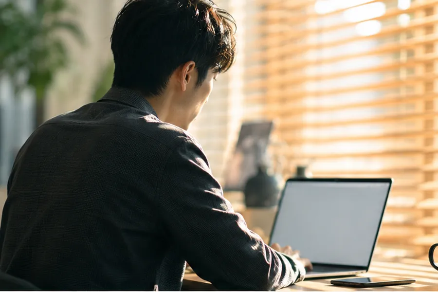 デスクで提案準備をする担当者のイメージ