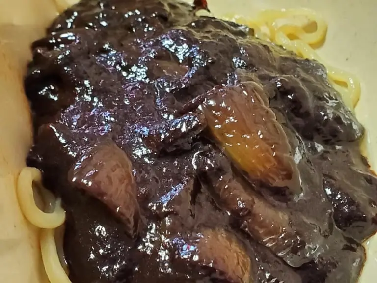 ジャジャン麺（黒豆ソース）